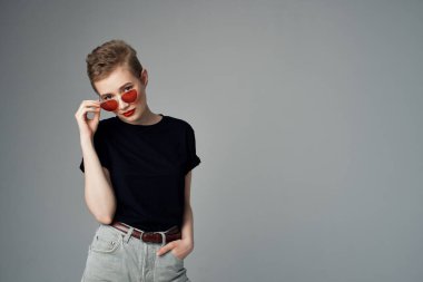 Güzel bir kadının el hareketi. Kırmızı dudaklar göz kamaştırıcı koyu arkaplan.