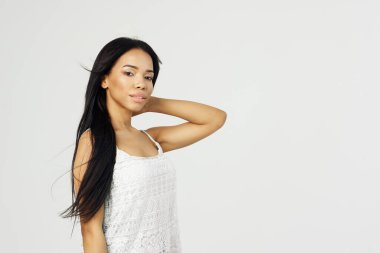 Güzel bir kadın, Afrikalı görünümlü, uzun saçlı.