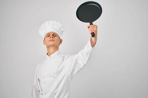 Cuisiniers avec une poêle à frire cuisson des aliments cuisine de magasin chaud — Photo