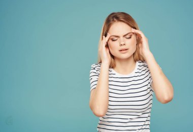 Çizgili tişörtlü duygusal bir kadın elleriyle el kol hareketi yapıyor.