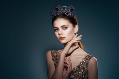 Kafasında tacı olan neşeli bir kadın lüks mücevher ünlüsü.