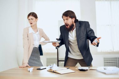 Patronun kadınlara bağırması iş memnuniyetsizliği iş duyguları.