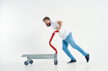 Sakallı adam izole edilmiş bir nakliye aracına biniyor.