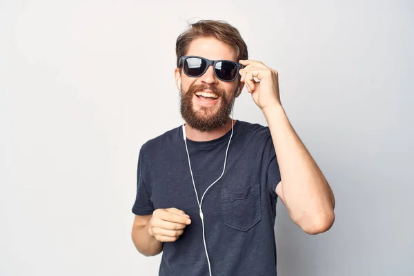 선글라스 헤드폰 기술 음악을 쓰고 있는 남자 — 스톡 사진