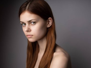 Kadın çıplak omuzlu, açık tenli çekici görünümlü Yaşam Tarzı Stüdyosu