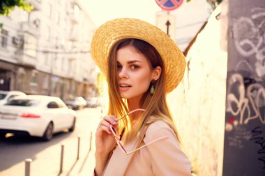 Şapka ve gözlük takan çekici bir kadın.