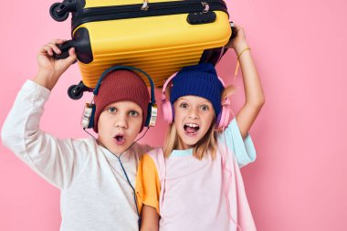 Sevimli gülümseyen çocuklar tatil için hazırlanıyor. Genç gezginler çocukluk yaşam tarzı konsepti.