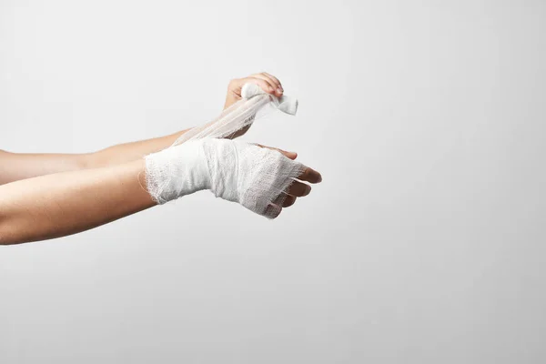 Lesão na mão curativo close-up medicina — Fotografia de Stock