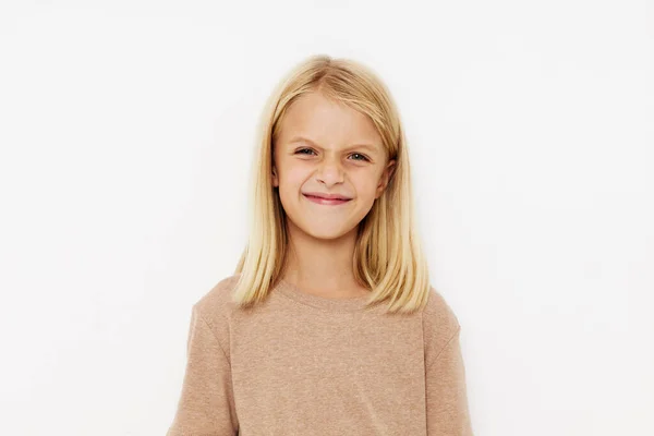 베이지 색 티셔츠를 입은 행복 한 아이 — 스톡 사진