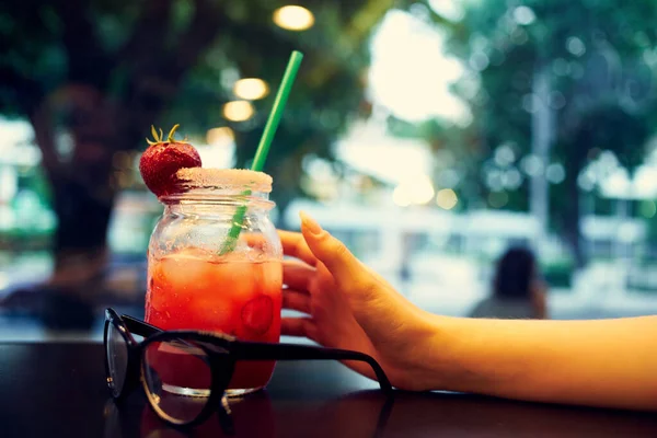 Cocktail met een rietje close-up recreatie restaurant zomer communicatie — Stockfoto