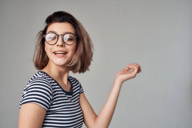 Moda kıyafetleri içinde güzel bir kadın modern saç stili.