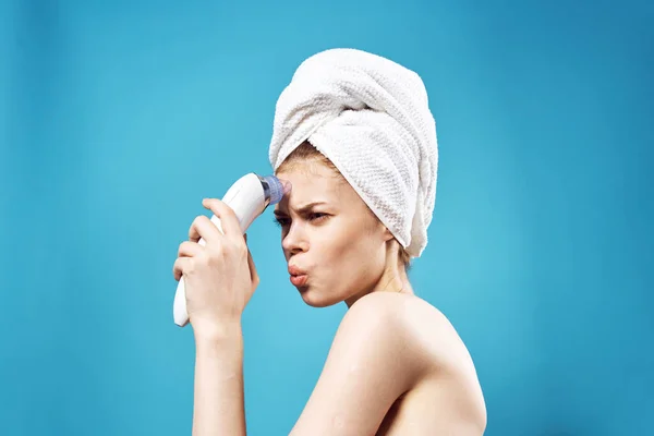 Donna allegra con un asciugamano sulla testa massaggiatori in dermatologia mani pelle pulita — Foto Stock