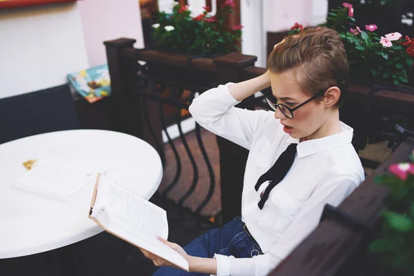 Kurzhaarige Frau im Freien in einem Sommercafé Erholung Bildung — Stockfoto