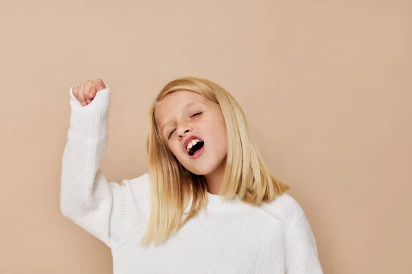 Chica linda feliz en un suéter blanco concepto de estilo de vida de los niños — Foto de Stock