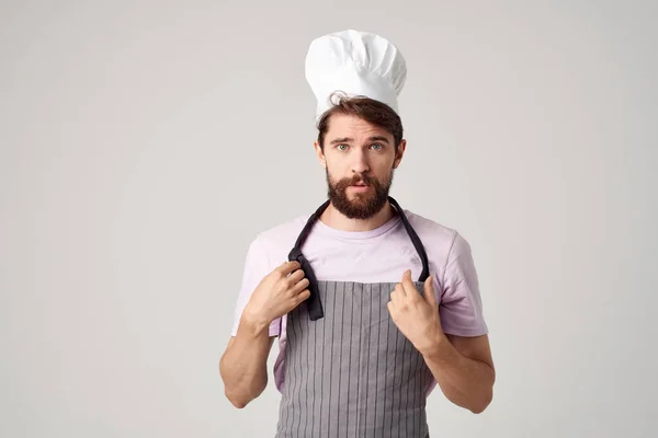 Um homem de uniforme de chefs gesticulando com as mãos Indústria culinária profissional — Fotografia de Stock