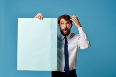 Mavi posterli işadamları, yakın çekim imzalı.