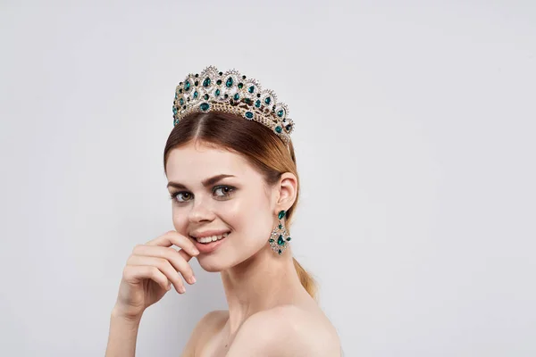 Ritratto di una donna con una corona sul suo modello di trucco testa isolato sfondo — Foto Stock