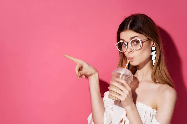 Femme avec des lunettes boucles d'oreilles mode vue recadrée — Photo