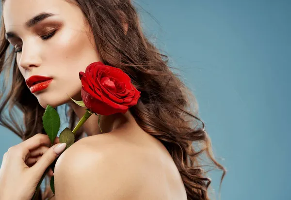 Jolie femme épaules nues fleur rouge peau propre posant — Photo