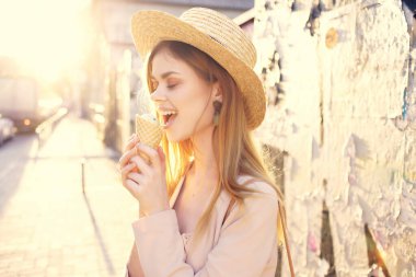 Güzel bir kadın sokak modasında yürüyor yaz mevsiminde