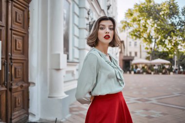 Güzel bir kadın hayat tarzını yansıtan cazibeyle yürüyor.