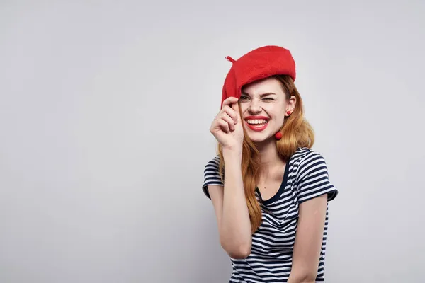 Allegra donna in una t-shirt a righe rosso labbra gesto con le mani modello studio — Foto Stock