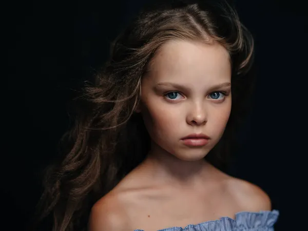 Дівчина крупним планом емоції зачіска мода темний фон — стокове фото