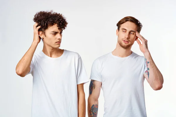 Due amici in t-shirt bianche insieme stile di vita emozioni divertimento — Foto Stock
