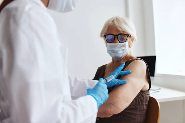 Donna anziana vaccino passaporto immunità protezione — Foto Stock