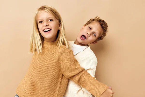Портрет милых детей со светло-коричневым бежевым фоном — стоковое фото