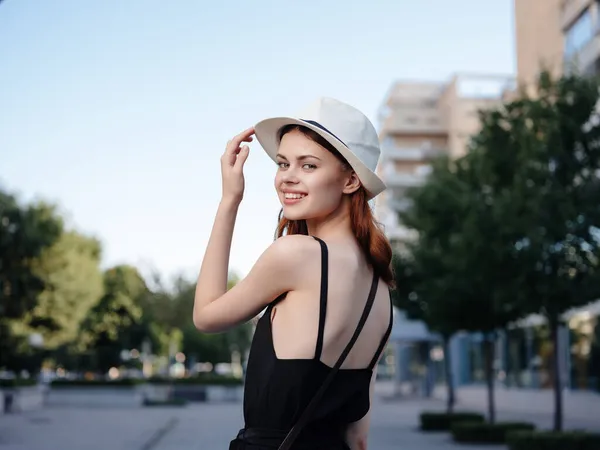 Hermosa mujer en un sombrero al aire libre emociones de verano — Foto de Stock