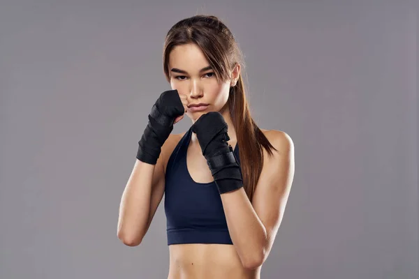 Гарна жінка в боксерських бинтах тренування фітнес-боєць ізольований фон — стокове фото