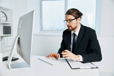 Takım elbiseli bir ofis çalışanı telefon idarecisi.