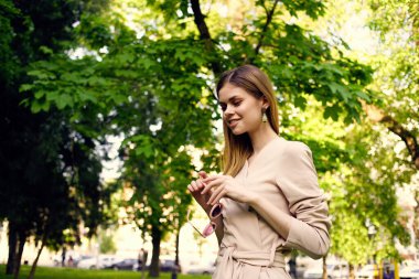 Güzel bir kadın güneş gözlüğü ve yeşil çimen modelinde bir şapka.