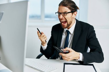 Takım elbiseli bir erkek müdürün ofisi telefon idarecisi.