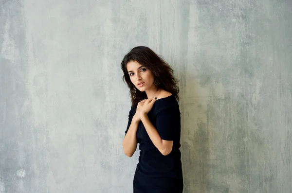 Atraente mulher moda penteado vestido preto modelo — Fotografia de Stock
