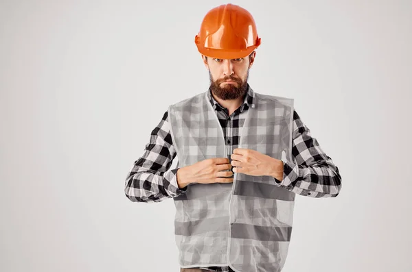 オレンジハード帽子建設のプロの隔離された背景に髭の男 — ストック写真