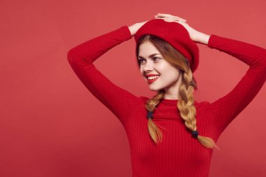 Kafasında kırmızı şapkası olan güzel bir kadın. Göz kamaştırıcı bir geçmişi var.