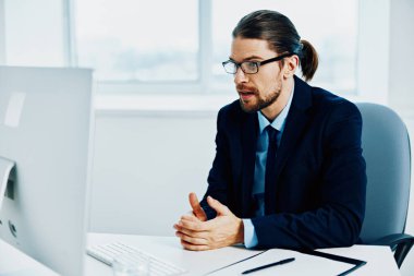 Ofisteki ofis çalışanı elleriyle yaşam tarzını belirler.