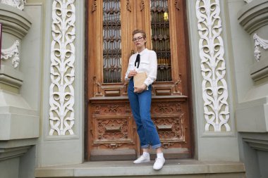 Binanın yakınındaki sokakta kalan öğrenci. Yaşam tarzı.