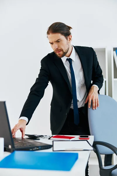 Homme en costume documents officiels bureau technologies — Photo