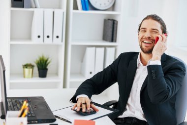 İnsan dizüstü bilgisayar iletişimi önünde duygularını çalıştırır Yaşam tarzı