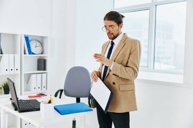 şık adam resmi belgeler ofis yöneticisi