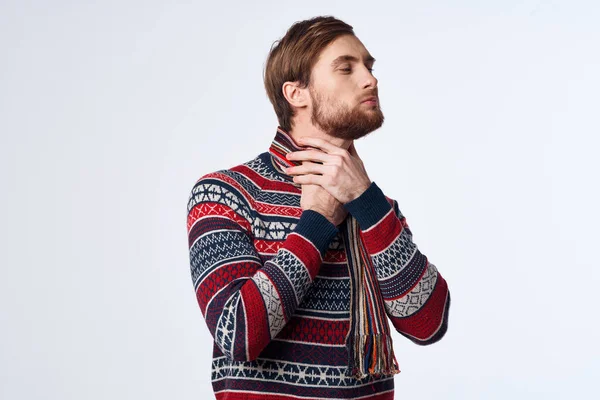 Homem frio suéter problemas de saúde gripe infecção luz fundo — Fotografia de Stock