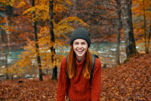 Žena turista chůze v podzimním lese cestování čerstvý vzduch — Stock fotografie