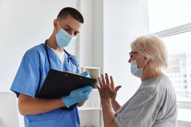 Doktor iletişimi uzmanı olan yaşlı bir kadın.