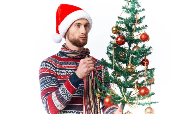 Jóképű férfi újévi ruhák dekoráció karácsonyi stúdió pózol — Stock Fotó
