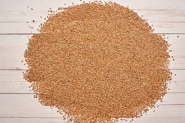 Getreide in einer Tüte Lebensmittel natürliche Zutaten Holz Hintergrund — Stockfoto