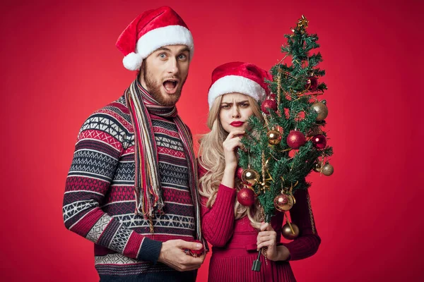 Muž a žena v novém roce oblečení dovolená dekorace romantika — Stock fotografie