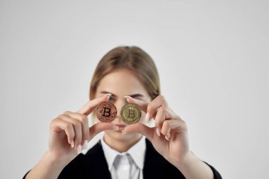  İş kadını Bitcoin kripto para birimi ellerde izole edilmiş arka plan